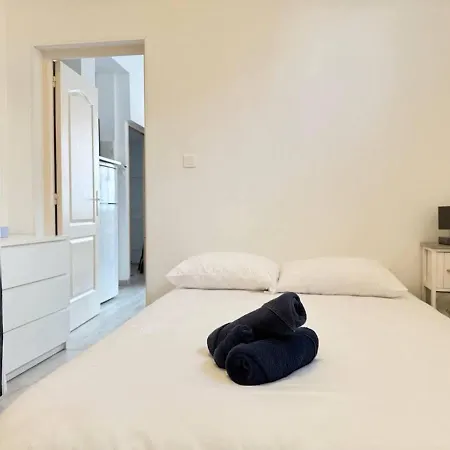 En Rez-de-chaussee A Deux Pas De La *